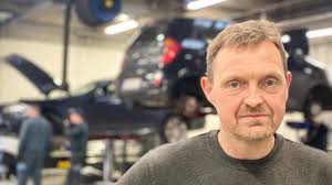 Nu sælger Morten sin virksomhed efter 31 år samme sted: Ville ikke falde  død om på værkstedsgulvet