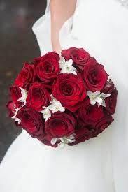 Mariage bouquet de mariée de roses rouges et de fleurs blanches | Photo Premium