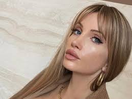 Amanda Lee's Instagram, Twitter & Facebook