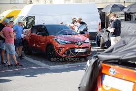 It gives you a choice between two petrol engines. Toyota C Hr 2020 Cazado El Lavado De Cara En Plena Via Publica Motor Es