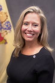 Elizabeth Dragon's Instagram, Twitter & Facebook