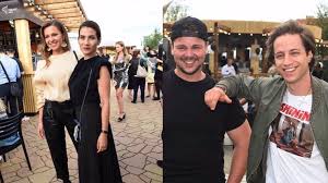 Řekli o seriálu písnička ze seriálu podrobnosti o seriálu místa děje chat s osobností rodokmen horákových horákovi o seriálu diskuse napište nám. Milan Peroutka Extra Cz