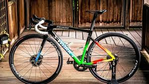 On regarde les championnats du monde les plus étranges avec chris ! Julian Alaphilippe Un Velo Arc En Ciel Pour Le Nouveau Champion Du Monde Video Julian Alaphilippe Champion Du Monde De Cyclisme Le Telegramme