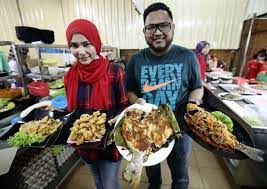 Tenang dulu, mister sengaja ngajak kamu makan nasi melayu sesore ini supaya nantinya perut kamu masih punya ruang buat makanan lain. Makan Malam Di Penang Teamtravel My