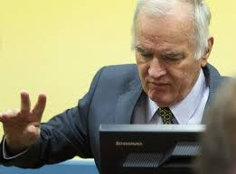 Haag: Mladić se je nasmehnil neki ženski in si z roko potegnil čez vrat |  Dnevnik