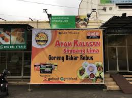 Tutupi panci dan masak hingga bumbu ini meresap kedalamnya secara merata sampai ayam. Ayam Goreng Kalasan Simpang Lima Pagina Inicial Semarang Avaliacoes De Restaurantes Cardapio Precos Facebook
