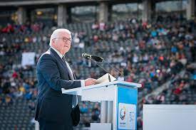 Den handwerklichen oder landwirtschaftlichen weg schlug steinmeier trotz seines bodenständigen hintergrundes nicht ein. Www Bundespraesident De Der Bundesprasident Reden Jubilaumsfeier 50 Jahre Jugend Trainiert Fur Olympia