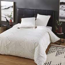 Vous pouvez vous offrir divers articles dédiés à la décoration intérieure à prix très compétitif. Parure De Lit En Coton Beige Noir Et Terracotta A Motifs Brodes 220x240 Capetown Maisons Du Monde