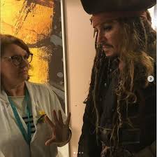 وكانت شركة ديزني قررت من قبل عدم التعامل مع جوني ديب بعدما اتهمته زوجته. Ø´Ø§Ù‡Ø¯ Ø¬ÙˆÙ†ÙŠ Ø¯ÙŠØ¨ ÙŠØ²ÙˆØ± Ø£Ø·ÙØ§Ù„ Ù…Ø±Ø¶Ù‰ Ø§Ù„Ø³Ø±Ø·Ø§Ù† ÙÙŠ Ø¨Ø§Ø±ÙŠØ³ Ø¨Ø²ÙŠ Ø¬Ø§Ùƒ Ø³Ø¨Ø§Ø±Ùˆ Ø§Ù„ÙˆÙØ¯