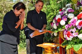 If you'd like to send flowers to the family of the person who has died, you might prefer to write something that expresses your condolences, instead. When To Send Flowers After A Death Floraqueen