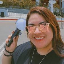 Ruth Martz's Instagram, Twitter & Facebook