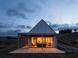 The house's energy efficiency is so effective that haus.me can be heated and cooled with solar power only, even in foggy and overcast climates. Karangahake House Make Architects Archdaily