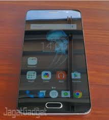 There are no pronounced edges that attract attention nor are there flashy chamfers. Review Flash Plus 2 Jagat Gadget