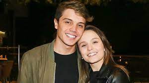 Larissa manoela faz festa de aniversário e ganha beijo na boca do novo namorado. Larissa Manoela Leva Novo Namorado Para Disney E Fas Brincam Com Maldicao Istoe Independente