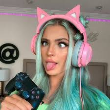 Famous on social media, this model and actress has attracted over 650,000 instagram followers and more than 30,000 twitter followers. Carrington Durham Age Bio Wiki Relationship Boyfriend Weight Height Social Media Net Worth Career Facts Biography Gist