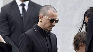 He was found hanged, according to tmz citing law enforcement sources. Selbstmord Von Linkin Park Frontmann Todestag Von Chester Bennington War Kein Zufall Stars