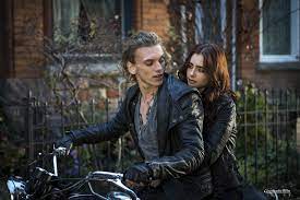 When clary fray heads out to the pandemonium club in new york city, she hardly expects to witness a murder. Jace Jamie Campbell Bower Und Clary Lily Collins Chroniken Der Unterwelt Jamie Campbell Bower City Of Bones