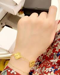 بلوقر افنانيتا on instagram روتيني ل يوم الجمعه وانتو ترتبي غرفتك وتجهزي لبسك وعطرك وتاخذ لك شاو cool girl pictures girl pictures cool girl