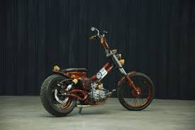 Permisi mau tanya kalau motor bebek diganti stang trail tp lampu, spedometer dll lengkap apa masi kena tilang? Modifikasi Honda Grand Perpaduan Kayu Ulin Bambu Dan Batok Kelapa