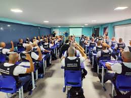 Novos guardas municipais de Paranaguá recebem instruções em Libras durante formação inédita