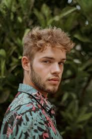 Buat pria yang memiliki rambut ikal, potongan rambut undercut waving hair bisa kamu coba. Rambut Pendek Keriting Pria Wajah Bulat Gaya Rambut Pendek 2021