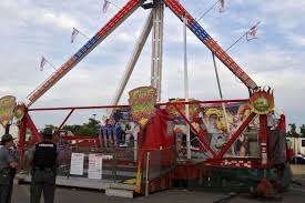 Vidéo d'un manège a sensation reproduisant la chute libre en espagne. Etats Unis Un Accident De Manege Fait Un Mort Et Sept Blesses