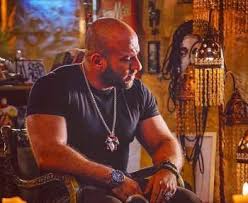 أحمد مكي هو ممثل، ومخرج، ومؤلف ومغني راب مصري. Ø£Ø­Ù…Ø¯ Ù…ÙƒÙŠ Ù„ Ù‚ Ø¨ Ø¨Ù€Ø§Ù„ÙƒØ¨ÙŠØ± Ø£ÙˆÙŠ ÙˆØ¥Ø´ØªÙ‡Ø± Ø¨Ù€Ù‡ÙŠØ«Ù… Ø¯Ø¨ÙˆØ± ÙˆÙ‡Ø°Ù‡ Ø­Ù‚ÙŠÙ‚Ø© Ø¥Ø¯Ù…Ø§Ù†Ù‡ Ø¹Ù„Ù‰ Ø§Ù„Ù…Ø®Ø¯Ø±Ø§Øª