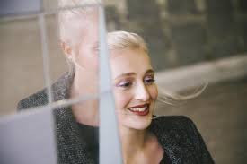 Glitzer ist leider kein natürliches element und auch keine genormte chemische verbindung. Wienerin Testet Glitzer Make Up Fur Augen Und Lippen Wienerin