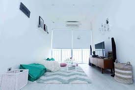 Desain ruang keluarga yang nyaman adalah salah satu kunci membuat penghuni rumah tetap nyaman dan betah tinggal di rumah. Ruang Keluarga Lesehan