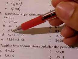 Berikut ini adalah operasi pengurangan pecahan campuran dan pada prinsip pengurangan pecahan biasa, konsepnya yakni sama dengan konsep penjumlahan pecahan biasa yang sebelumnya pernah. Taksiran Penjumlahan Dan Pengurangan Pecahan Desimal Youtube