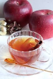 烏龍茶の1種である東方美人茶を使ったアレンジティー 紅茶に近い風味を活かして アップルティー ひと手間ですが りんごをひとつまみの塩と少量の水で煮て作ったりんご煮は 食感と甘み付けに りんご煮はりんごジャムよりも甘さ控えめ フレッシュな食感が楽しめ