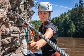 Na skále nad vltavou mezi hlubokou a purkarcem je nová via ferrata, vhodná je i pro rodiny s fyzicky zdatnými dětmi. Bezpecne Lezeni Na Ferrate Hluboka Jizni Cechy
