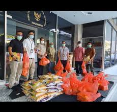 Khusus di kbri kuala lumpur, sampaikan laporan anda ke fungsi tenaga kerja atau fungsi konsuler (satuan tugas pelayanan & perlindungan wni). Kbri Kuala Lumpur Bagikan Bantuan Bahan Pokok Bagi Wni Terdampak Mco Malaysia