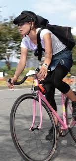 シングルスピードで街を駆け抜ける 写真はメッセンジャー世界選手権より cyclowired 自転車ガール 自転車 ファッション バイク 女子