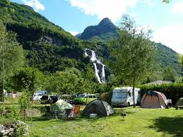 The acquafraggia waterfalls are located in borgonuovo di piuro, a small municipality in val bregaglia.the acquafraggia torrent originates at pizzo di lago, at 3050 m about sea level. Campingplatz Acquafraggia Piuro Valtellina