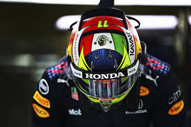 Definitivamente, tenemos que profundizar y averiguar. Perez Muestra Su Primera Foto Con Uniforme De Red Bull Y Vuelta Rapida