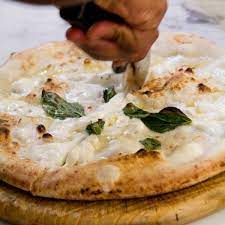 L Oro Di Napoli 1 La Notizia E Che La Pizza Di Enzo Coccia E Sempre Buona Family Meals Food Love Pizza
