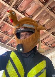 Capacete contra o rolo de macarrão