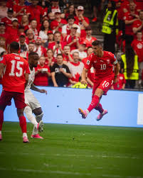 Su&iacute;&ccedil;a bate o Canad&aacute; e &eacute; l&iacute;der do Grupo B da Copa do Mundo Essa e outras  not&iacute;cias voc&ecirc; confere em O Curioso do Futebol. Link na bio! 📷  @swissnatimen #suica #selecaosuica #