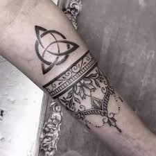 Tatouage de loup aux yeux bleus sur avant bras foret et riviere en pleine lune. Symbole Viking Que Signifie Le Tatouage Avec Des Symboles Viking