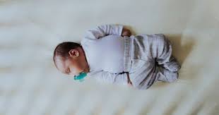 Tapi memang normal ke kalau bayi tidur berdengkur? 4 Mitos Dan Fakta Bayi Tidur Miring Popmama Com