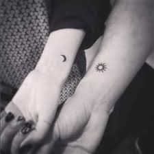 La Originalidad De Los Tatuajes De Sol Y Luna Para Parejas Tatuaje De Sol Mejores Tatuajes Para Parejas Tatuajes En Pareja Pequenos