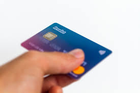 Vezi ce înseamnă debit card în: Totul Despre Cardul Revolut
