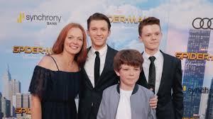 Tom holland, los angeles, ca. Tom Holland Adorably Brings His Family To The Spider Man Homecoming Premiere Youtube