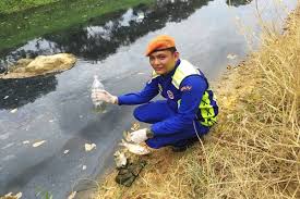 People have been exposed mostly through inhalation of the toxic fumes emanating from the chemical waste. Bfm News On Twitter The Star Reports Police Are Seeking Interpol S Help To Track Down A Man Believed To Be A Singaporean In Connection With Last Month S Chemical Waste Pollution Of Sungai