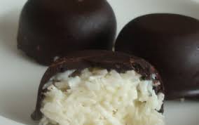 750g Vous Propose La Recette Petite Bouchees A La Noix De Coco Facon Bounty Fait Maison Publiee Par Lagrio Recette Rocher Coco Noix De Coco Alimentation