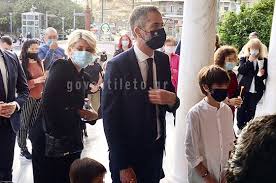 Την υποψηφιότητά του για τον δήμο της αθήνας ανακοίνωσε ο κώστας μπακογιάννης, σε ειδική εκδήλωση που πραγματοποιείται στο piraeus 117 academy, στην οδό πειραιώς. Sia Kosiwnh Kwstas Mpakogiannhs Sthn Akoloy8ia Toy Epitafioy Me Ta Paidia Toys Onlarissa Gr Nea Eidhseis Larisa