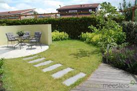 staptegels in het gazon zorgen voor een leuke wandeling bestrating tuin ontwerp pavement tuinontwerp tuin tuin ideeen hovenieren