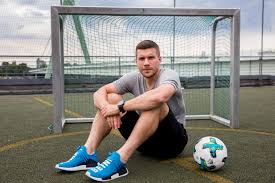 Warum kinder und jugendliche in der krise bisher vergessen wurden. Ex Fc Spieler Lukas Podolski Ladt Kinder Zum Fussballspielen Ein Kolner Stadt Anzeiger