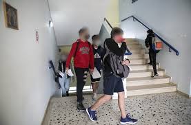 Οι μαθητές φέρουν τη σχολική κάρτα μονίμως μαζί τους. Xmzdxksrrhz Jm
